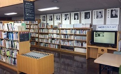 中央図書館地域資料コーナーの書架