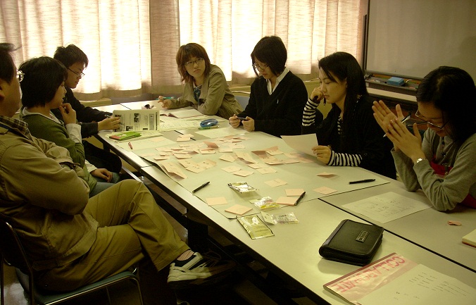 写真：部員による会議の様子