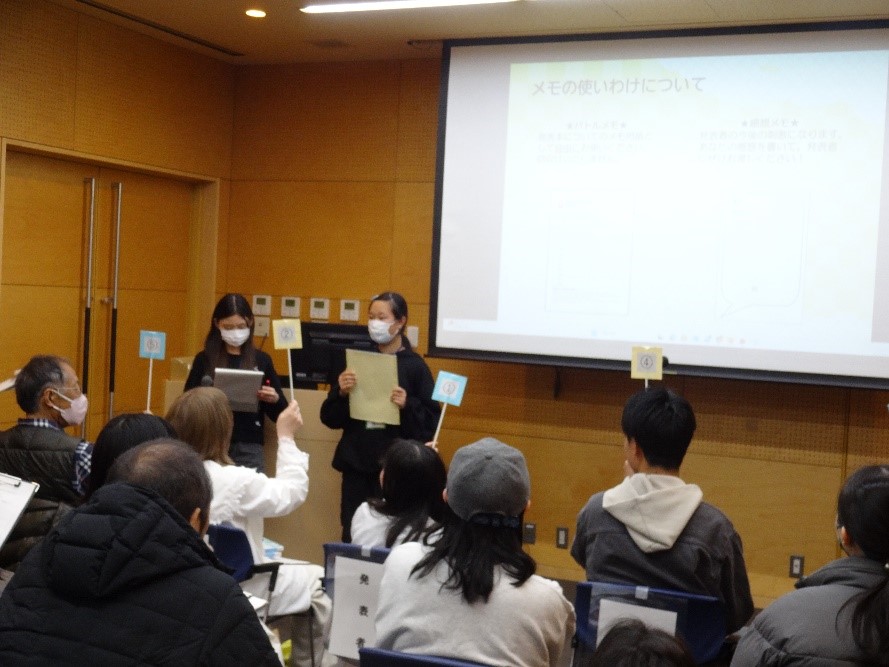 画像：くじを引く様子