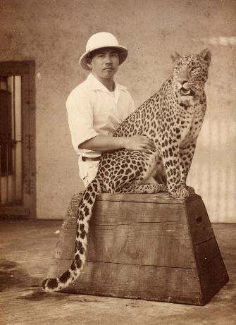 ヒョウと飼育係の原春治さん1