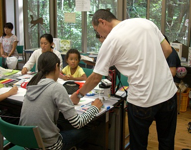 写真：松岡さんの指導を受ける子どもたち