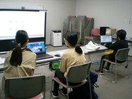 画像:パソコンを前に講義を聞く子ども司書たち。
