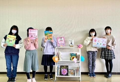 画像:机に向かい合ってコーナーサインを製作する子ども司書