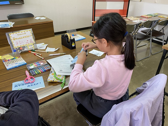 画像:選んだ本を包装する子ども司書