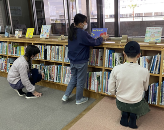 画像:おすすめの本を選ぶ子ども司書