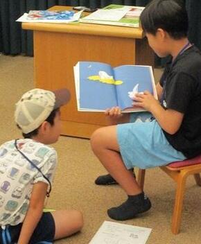 画像:資料を選ぶこども司書