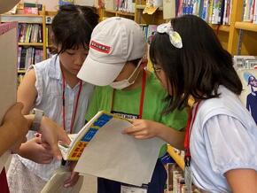 画像:レファレンスに挑戦中のこども司書