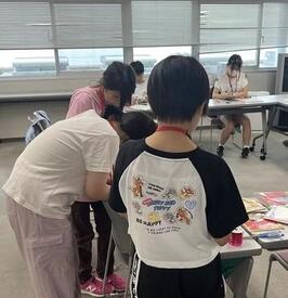 画像:看板を作成中のこども司書