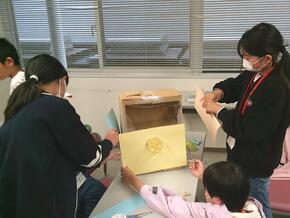 画像:ガチャガチャを作成中のこども司書