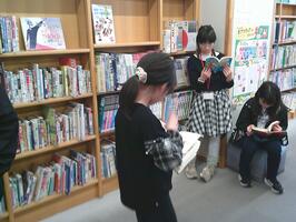 画像:資料を選ぶこども司書