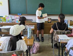 画像:おすすめの本を紹介するこども司書