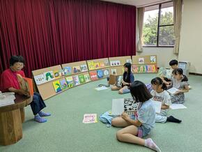 画像:読み聞かせの練習をするこども司書