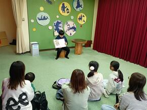 画像:読み聞かせをするこども司書