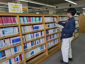 画像:予約の本を集めるこども司書