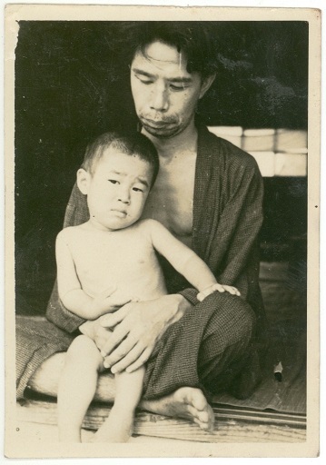 画像:浴衣で胡坐の上に息子を乗せる伊東静雄
