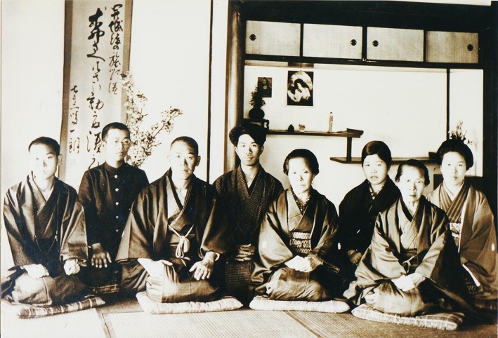 画像:床の間で横一列に座った家族。左から4番目が伊東静雄