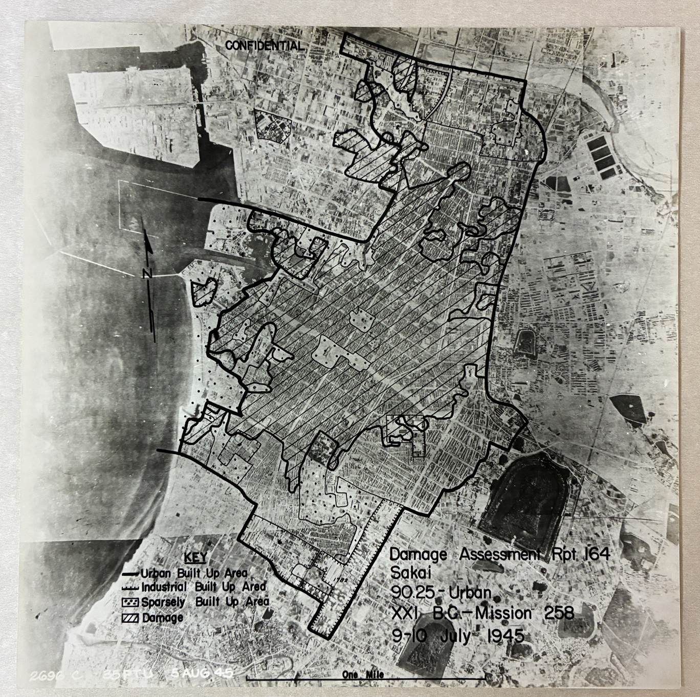 写真：『昭和20年大阪・堺空襲写真25枚』より空襲時の空中写真その1