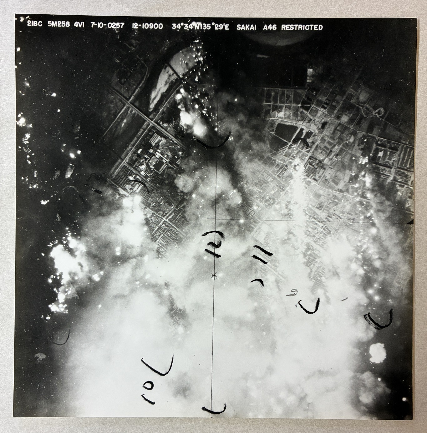 写真：『昭和20年大阪・堺空襲写真25枚』より空襲時の空中写真その2
