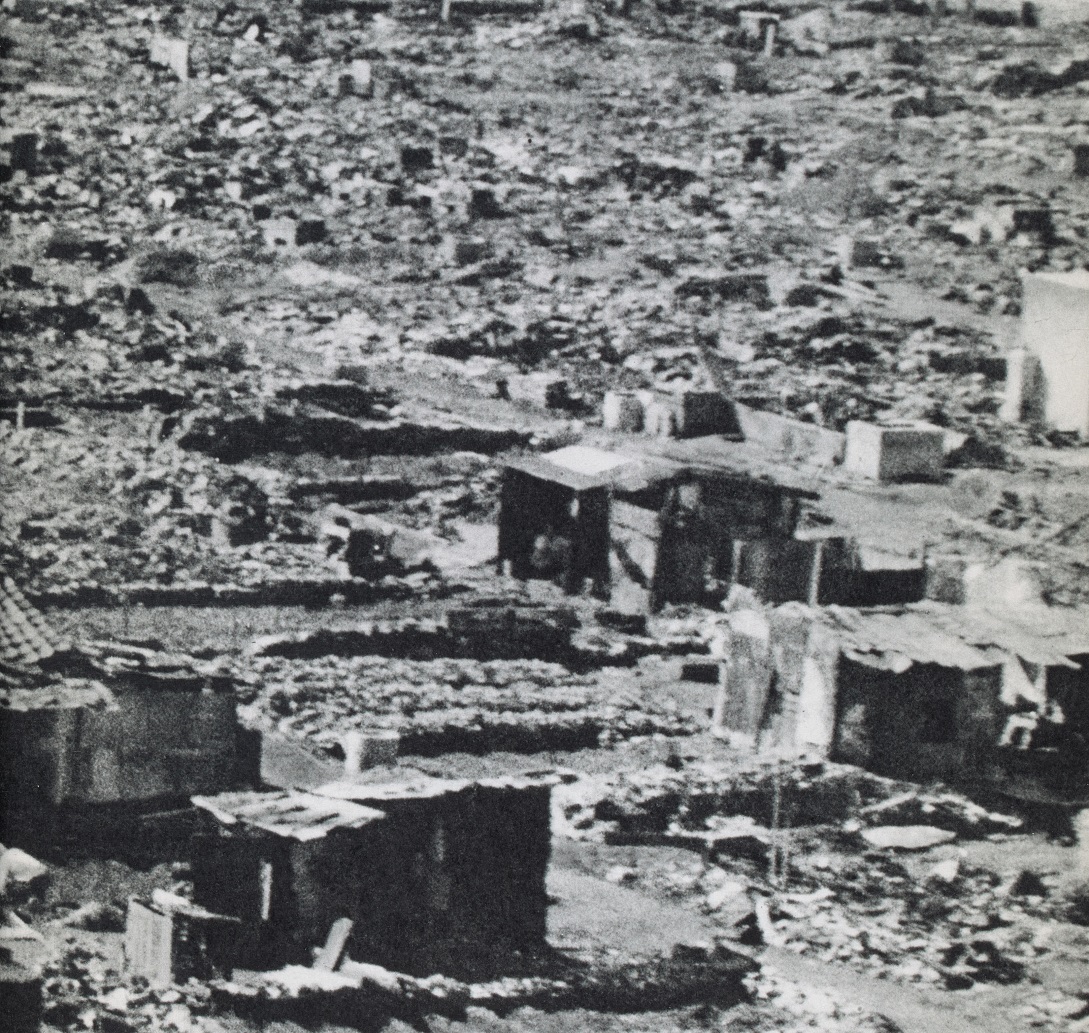 写真：『復興のあゆみ』より空襲直後の街並み
