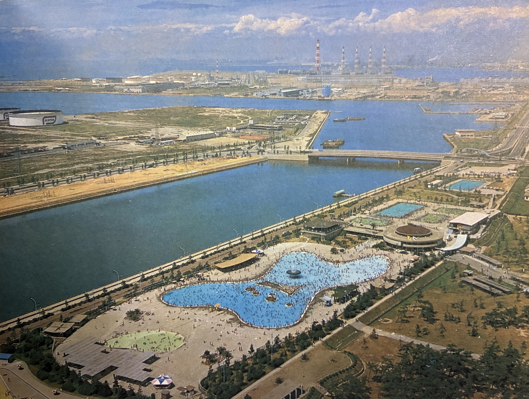 写真：『堺・泉北臨海工業地帯造成事業概要』(昭和34年(1968)刊)より昭和40年(1965)前後の浜寺公園プール